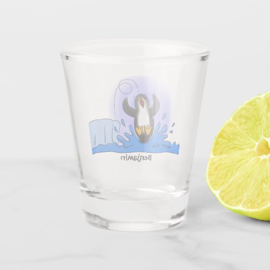 かわいいハッピージャンペンギン漫画イラストレーション ショットグラス (裏面)