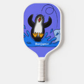 かわいいハッピージャンペンギン漫画イラストレーション ピックルボールラケット (裏面)