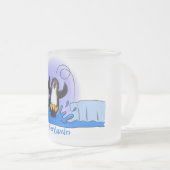 かわいいハッピージャンペンギン漫画イラストレーション フロストグラスマグカップ (正面右)