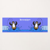 かわいいハッピージャンペンギン漫画イラストレーション ヨガマット (裏面(横))