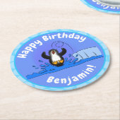 かわいいハッピージャンペンギン漫画イラストレーション ラウンドペーパーコースター (アングル)