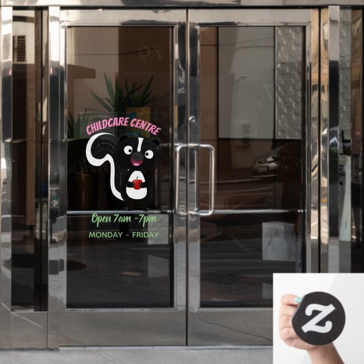 かわいいハッピースカンクアニメイラストレーション ウィンドウサイン (オフィスドア)