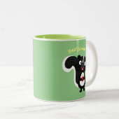 かわいいハッピースカンクアニメイラストレーション ツートーンマグカップ (正面右)