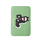 かわいいハッピースカンクアニメイラストレーション バスマット (正面縦)