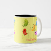 かわいいハッピーゼリービーンズ跳び漫画イラストレーション ツートーンマグカップ (正面右)