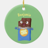 かわいいハッピーチョコレートキャンディバー漫画のキャラクター セラミックオーナメント (裏面)