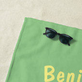 かわいいハッピーチョコレートキャンディバー漫画のキャラクター ビーチタオル (インサイチュ)