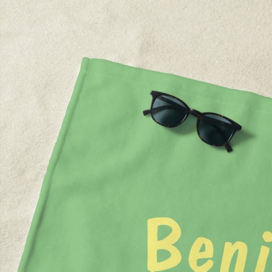 かわいいハッピーチョコレートキャンディバー漫画のキャラクター ビーチタオル (インサイチュ)