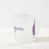 かわいいハッピーナスのナスの漫画イラストレーション フロストグラスマグカップ (正面右)