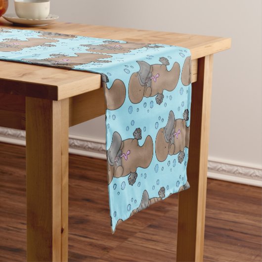 かわいいハッピーハッピーベビーのカートゥーイラストレーション ショートテーブルランナー (インサイチュ)