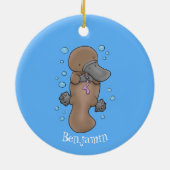 かわいいハッピーハッピーベビーのカートゥーイラストレーション セラミックオーナメント (裏面)