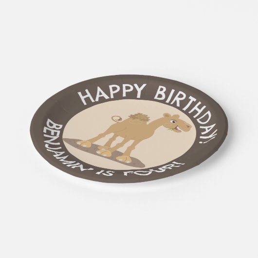 かわいいハッピーパーソナライズされたラクダ誕生日の漫画 ペーパープレート (アングル)