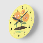 かわいいハッピーヒマワリ笑い漫画イラストレーション ラウンド壁時計 (傾斜)