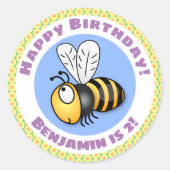 かわいいハッピービー飛んでいるイエローアニメイラストレーション ラウンドシール (正面)