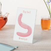 かわいいハッピーピンクのミミズ漫画 台座サイン (インサイチュ)