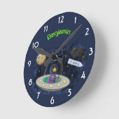 かわいいハッピーフィッシュufo宇宙漫画イラストレーション ラウンド壁時計 (傾斜)