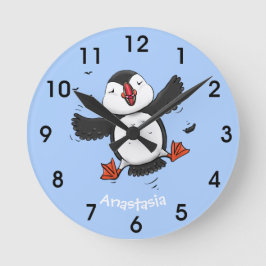 かわいいハッピーフ飛んでいるィンブルーの漫画イラストレーション ラウンド壁時計