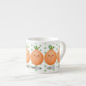 かわいいハッピーブラウンオニオングリーン漫画イラストレーション エスプレッソカップ (正面右)