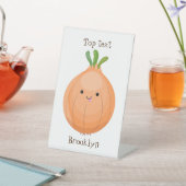 かわいいハッピーブラウンオニオングリーン漫画イラストレーション 台座サイン (インサイチュ)