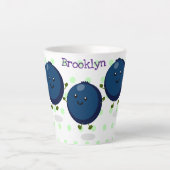 かわいいハッピーブルーベリー紫の漫画イラストレーション カフェラテマグ (正面)