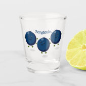 かわいいハッピーブルーベリー紫の漫画イラストレーション ショットグラス (正面)