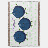 かわいいハッピーブルーベリー紫の漫画イラストレーション スローブランケット (正面縦)