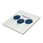 かわいいハッピーブルーベリー紫の漫画イラストレーション タイル (側面)