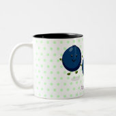 かわいいハッピーブルーベリー紫の漫画イラストレーション ツートーンマグカップ (左)