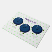 かわいいハッピーブルーベリー紫の漫画イラストレーション ドアマット (アングル)