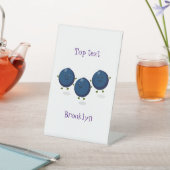 かわいいハッピーブルーベリー紫の漫画イラストレーション 台座サイン (インサイチュ)