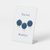 かわいいハッピーブルーベリー紫の漫画イラストレーション 台座サイン (正面)