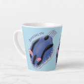 かわいいハッピーブルーnudibranch漫画イラストレーション カフェラテマグ (左アングル)
