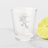 かわいいハッピーラクーンベビー漫画イラストレーション ショットグラス (裏面)