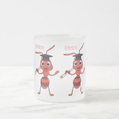 かわいいハッピーレッドアリの漫画 フロストグラスマグカップ (中央)