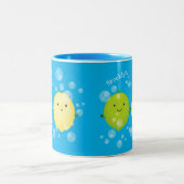かわいいハッピーレモンライム漫画イラストレーション ツートーンマグカップ (中央)