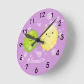 かわいいハッピーレモンライム漫画イラストレーション ラウンド壁時計 (傾斜)