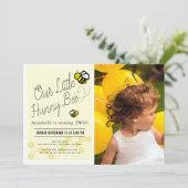 かわいいハニービーイエローキッズフォトバースデーパーティー 招待状 (スタンド正面)