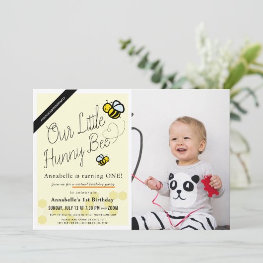 かわいいハニービーイエローフォトバーチャル1st誕生日 招待状 (スタンド正面)