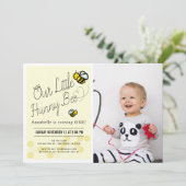 かわいいハニービーイエローフォト1st誕生日パーティー 招待状 (スタンド正面)