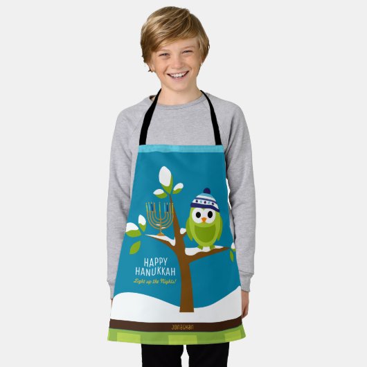 かわいいハヌッカフクロウ&(ユダヤ教)メノラー雪の子供へ木 エプロン (着用した状態)