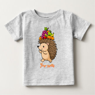 かわいいハリネズミが新鮮な果物を運ぶ ベビーTシャツ