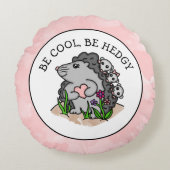 かわいいハリネズミのママと彼女のベビーとプリン ラウンドクッション (正面)