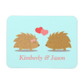 かわいいハリネズミの夫婦が恋に マグネット (横)