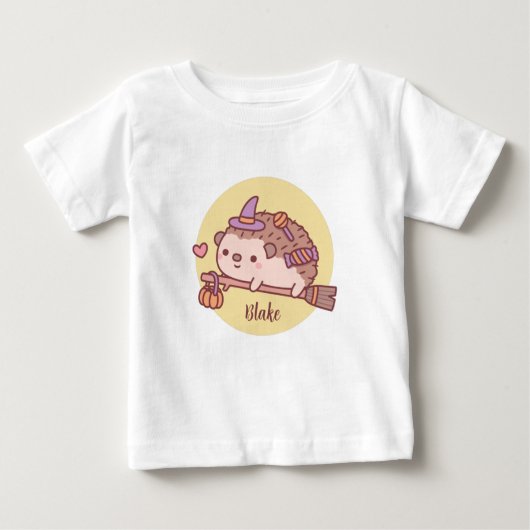 かわいいハリネズミの魔女が箒に乗って ベビーTシャツ (正面)