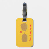 かわいいハリネズミはごしごし洗ブラシの愛を見つけます ラゲッジタグ (裏面縦)