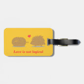 かわいいハリネズミはごしごし洗ブラシの愛を見つけます ラゲッジタグ (裏面横)