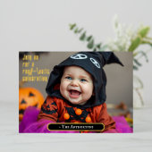 かわいいハロウィンの魔女の服を着た赤ちゃん 箔招待状 (立ち正面)