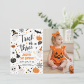 かわいいハロウィン3歳の誕生日パーティー トリックオアスリー 招待状 (スタンド正面)
