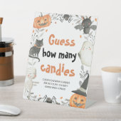 かわいいハロウィーンのカボチャ推測キャンディゲームの数 台座サイン (インサイチュ)