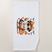 かわいいハロウィーンキャット – かわいい魔女子猫とカボチャ ビーチタオル (正面)